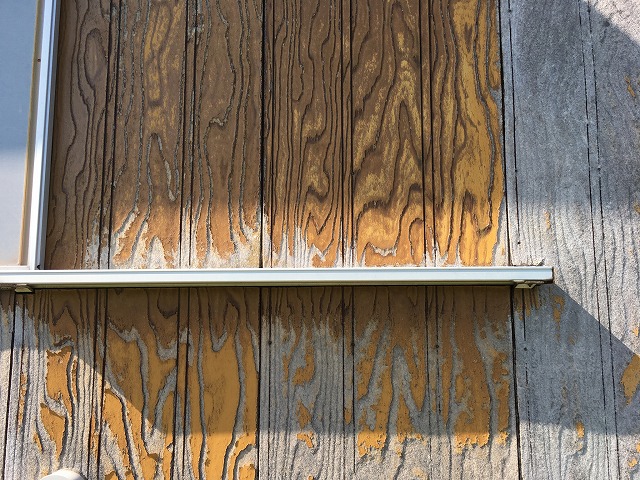 外壁に取り付けられた雨戸レール